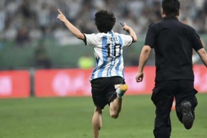 星空体育在线网页版-平安北京：冲入球场球迷被行拘 12个月不得进球场