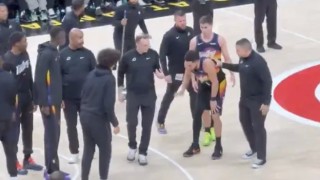 星空体育在线网页版-太阳记者：为减少膝盖压力，布克赛后拄拐离开更衣室