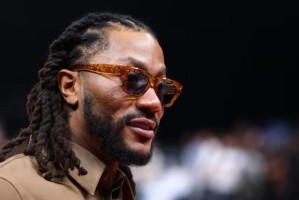 星空体育网站-为庆祝罗斯退役公牛球衣，Adidas将复刻Rose 1球鞋，售价130美元